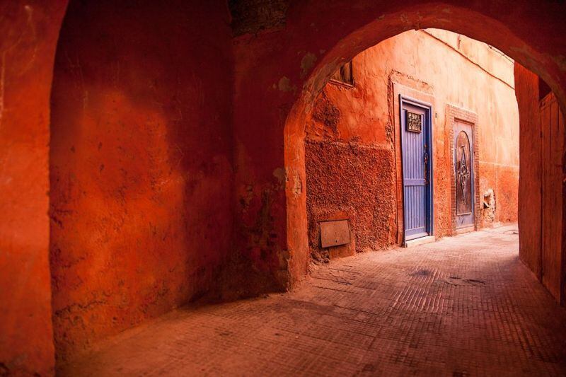 Rodeada de un gran palmeral, la medina de Marrakech recibe el nombre de “ciudad roja” por el color de sus edificios y murallas de arcilla batida.