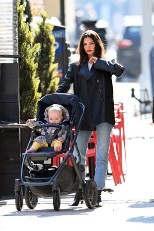 Una madre cool; Emily Ratajkowski fue captada mientras paseaba en cochecito a su hijo Sylvester Apollo Bear por las calles de Nueva York