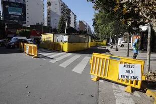El obrador sobre la avenida Honorio Pueyrredón se instaló en enero, cuando comenzaron los trabajos; una medida judicial frenó el proyecto