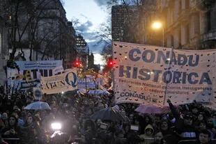 Una multitud se movilizó a Plaza de Mayo en defensa de la universidad pública