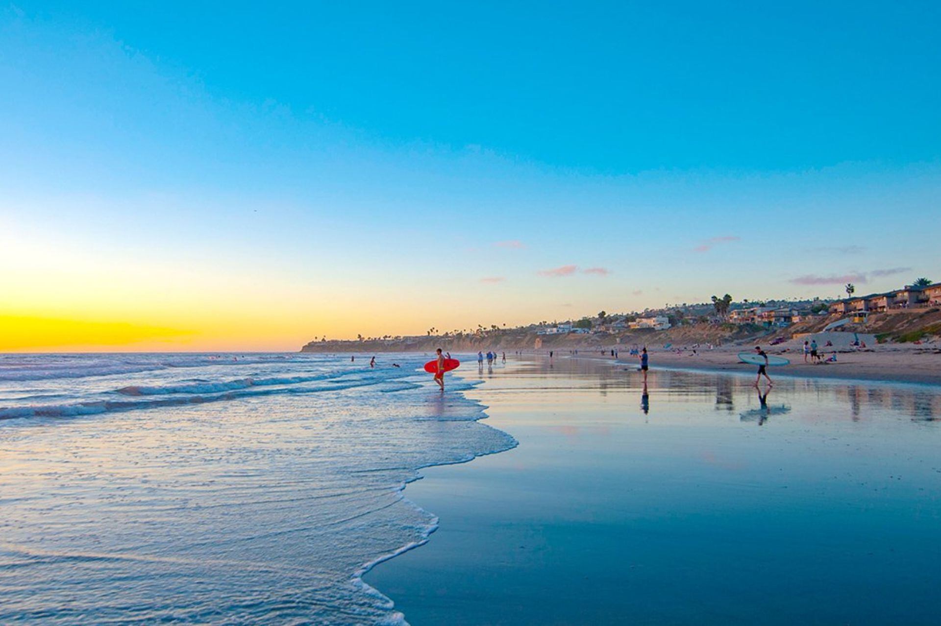 San Diego ha sido llamada «el lugar de nacimiento de California». Es conocida por su clima estable y cálido a lo largo del año, puertos naturales de aguas profundas, largas playas, la cooperación con la Marina de los Estados Unidos y un crecimiento de la industria de salud y biotecnología.