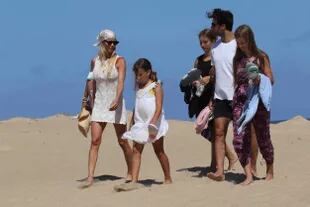 La modelo y sus hijas, fruto de su relación con Fabián Cubero, disfrutaron de un día de playa 