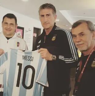 Bauza muestra la camiseta de Messi en Venezuela
