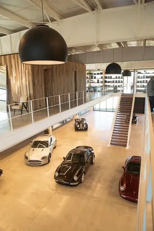 Vista de la planta baja de Pilará Cars donde Álvarez Castillo atesora su colección de autos de alta gama.