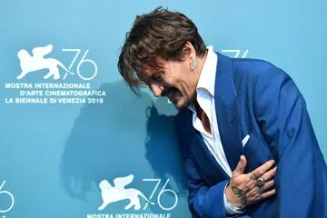 Mucha risa para Johnny Depp: días después de que su hija, Lily-Rose, deslumbrara en la Bienale, el actor estadounidense dijo presente para la proyección de su más reciente film, Waiting for the Barbarians