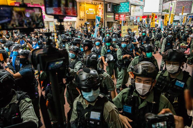 La policía antidisturbios despejó una calle mientras los manifestantes se reunían para protestar contra una nueva ley de seguridad nacional en Hong Kong el 1 de julio de 2020