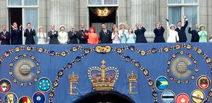 La reina Isabel II de Gran Bretaña, en el centro, de rojo, y el príncipe Felipe, con miembros de la familia real observan el vuelo del Jubileo desde el balcón del Palacio de Buckingham, en Londres el martes 4 de junio de 2002