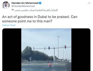 El tuit del príncipe de Dubai con el video publicado del repartidor de comida