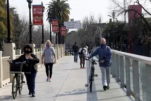 En la zona de la Estación Fluvial de Tigre, que sigue sin actividades, los vecinos salen a caminar o a andar en bicicleta