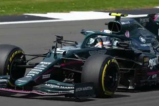 El alemán Sebastian Vettel, piloto de Aston Martin, conduce su coche durante la primera sesión de entrenamientos libres, en el circuito de Silverstone, Inglaterra.