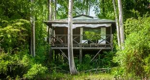 Los bungalows son amplios e íntimos, con generosos decks que balconean sobre el río. 