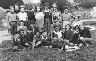 Uno de los múltiples grupos de huérfanos judíos en Francia que Marcel Marceau, junto con su primo, su hermano y otros miembros de la Resistencia judía, salvaron durante la invasión Nazi