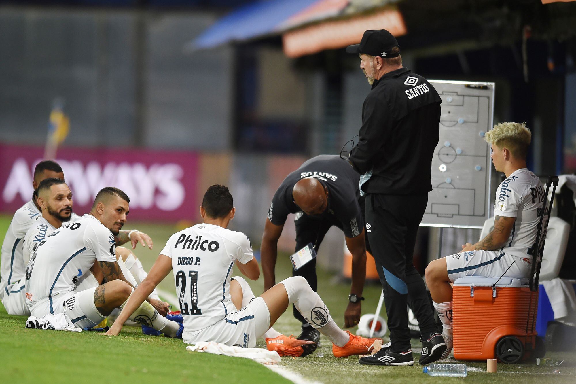 Cuando Cuca visitó a Boca mientras dirigía a Santos en la semifinal de la Copa Libertadores 2020 eligió dar la charla técnica del entretiempo sobre el césped, ante el temor de contagiarse de Covid-19