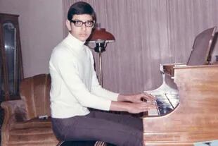 Jeff Goldblum, de joven, al frente de un piano