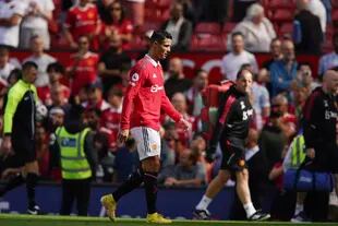 Cristiano Ronaldo, entre sombras, camina para salir del campo tras la derrota ante el Brighton 