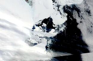 Esta imagen satelital proporcionada por la NASA el 16 de marzo de 2022 muestra el derrumbe de inmensas plataformas de hielo en la Antártida Oriental, un área que durante mucho tiempo se pensó que era estable