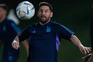 El entrenamiento de la selección argentina en la Universidad de Qatar:
Lionel Messi se divirtió en la previa a jugar con Polonia 