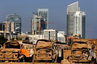 Camiones destrozados en el puerto de Beirut