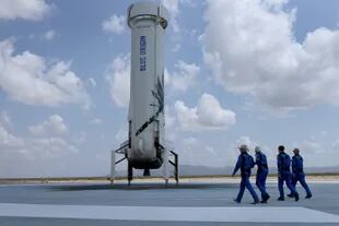 El momento en que Jeff Bezos y su tripulación caminan hacia el cohete New Shepard, de su empresa Blue Origin