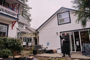 Vona da Silva, a la derecha, que vive en una unidad de vivienda accesoria, o ADU, al lado de la casa ocupada por su hija, Pia da Silva, a la izquierda, en Portland, Oregon