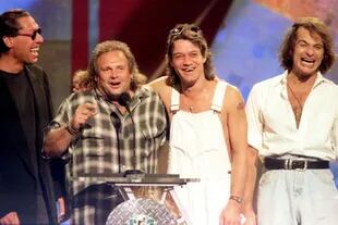 Los miembros de la banda Van Halen Alex Van Halen, Michael Anthony, Eddie Van Halen se reúnen con el ex vocalista David Lee Roth (R) en el escenario de los MTV Video Music Awards 1996 en Nueva York
