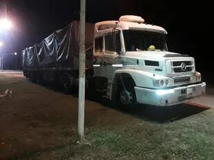 Uno de los camiones interceptados por gendarmes en los alrededores de Tartagal