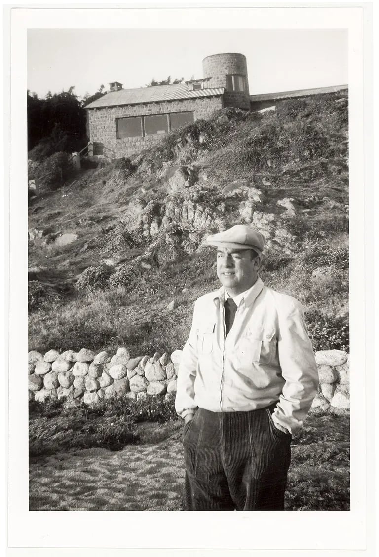 Pablo Neruda en La Chascona, en Santiago; actualmente es una de las tres casas museo dedicadas a la vida y obra del escritor