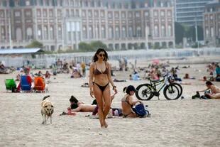 Debido a las temperaturas se dio un día de playa en Mar del Plata