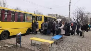 Cientos de residentes están siendo trasladados fuera de las ciudades de Luhansk