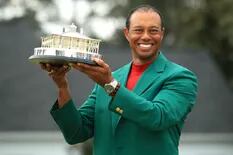 Todo le queda bien a Tiger Woods, como el saco verde de Augusta
