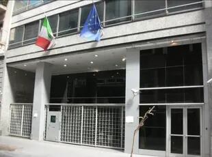 El consulado italiano en la Ciudad de Buenos Aires está en Reconquista 572; la reserva de turnos se hace de manera online