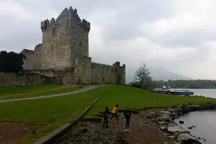 Sus hijas Isabella y Olivia en el castillo de Ross, Killarney, condado de Kerry.
