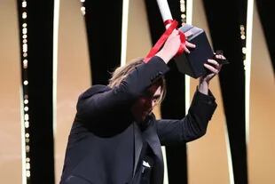El actor Caleb Landry Jones recibe el Premio a Mejor Actor por Nitram, durante la ceremonia de cierre del Festival de Cannes