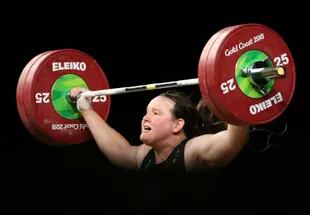 Laurel Hubbard levanta peso en la final de mujeres de más de 90 kilos en los Juegos de la Mancomunidad de 2018, en Gold Coast, Australia. (AP Foto/Mark Schiefelbein, Archivo)