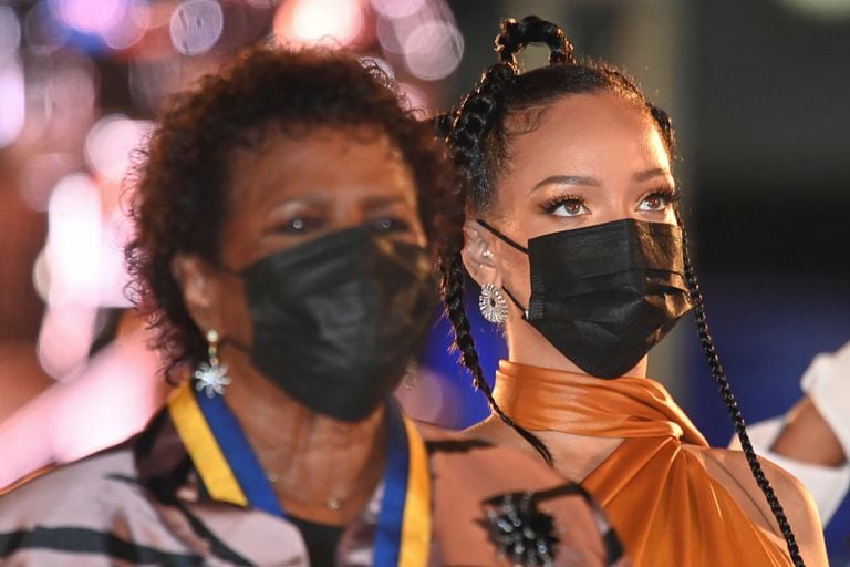 La cantante Rihanna junto a la nueva presidenta de Barbados, Sandra Mason