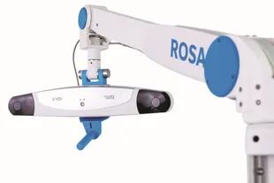 La cámara del robot quirúrgico ROSA, que se complementa con el brazo que asiste a los médicos cirujanos para realizar cortes precisos