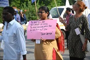 Activistas marchan con mensajes de paz en conmemoración de Mahatma Gandhi