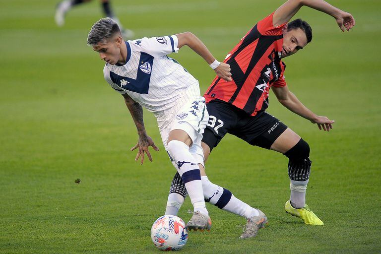 Luca Orellano se lleva la pelota ante la marca de Franco Leys, en una escena del partido entre Vélez y Patronato, por la Copa Liga Profesional 2021.