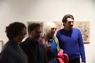 Minujín con la galerista Nora Fisch, Enrique Avogadro y Pablo de Sousa, presidente de Meridiano