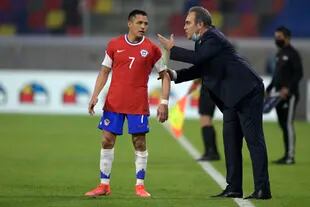 El uruguayo Martín Lasarte, técnico de la selección de Chile, dándole indicaciones a Alexis Sánchez