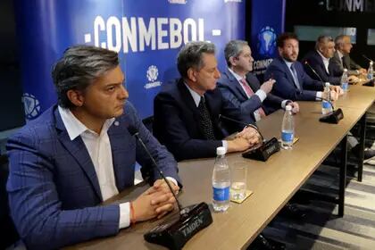 Los presidentes de Flamengo, River, y de las federaciones de Brasil y Argentina, junto con Alejandro Domínguez, titular de Conmebol