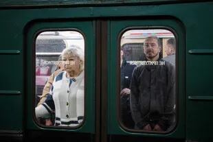 Orang-orang naik kereta bawah tanah di Kharkiv, Ukraina timur, pada 24 Mei 2022, di tengah invasi Rusia ke Ukraina.