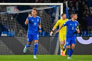 Italia no la pasaba bien ante Inglaterra, pero Retegui aprovechó su chance y anotó en su estreno