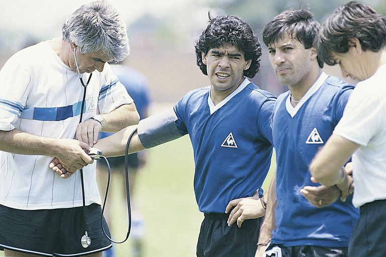 Controles para Maradona y el Vasco, por parte del doctor Madero y Carlos Pachamé; Olarticoechea compartió tres mundiales con Diego y nadie estuvo más tiempo en la cancha con el Diez  