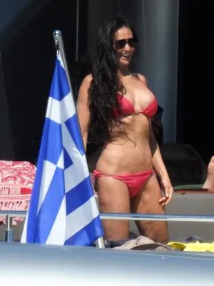 Demi Moore luce sensacional en una bikini roja mientras disfruta de sus vacaciones en Grecia