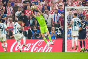 Emiliano Martínez ataja durante el partido entre Argentina y Croacia por semifinales de la Copa del Mundo