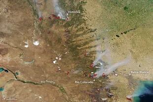 Las marcas en rojo indican las zonas más afectadas por el fuego; el homo se extendió más de 100 kilómetros al oeste y el sur de Bahía Blanca