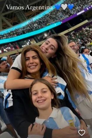 Juliana Awada junto a sus hijas Valentina Barbier y Antonia Macri, estuvieron en el estadio de Lusail para alentar a la Argentina contra México