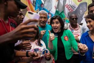 La candidata presidencial del Partido del Movimiento Democrático, Simone Tebet, muestra un pulgar hacia arriba durante una caminata de campaña en Río de Janeiro, Brasil, el jueves 22 de septiembre de 2022. Las elecciones generales de Brasil están programadas para el 2 de octubre. (Foto AP/Bruna Prado)