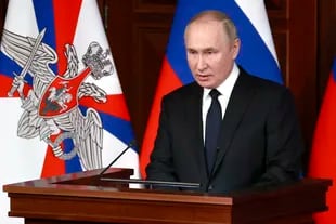 Il presidente russo Vladimir Putin consegna un messaggio durante un incontro con i capi militari a Mosca, in Russia, il 21 dicembre 2022. (Sergey Vadichev, Sputnik, Kremlin Paul Photo via AP)
